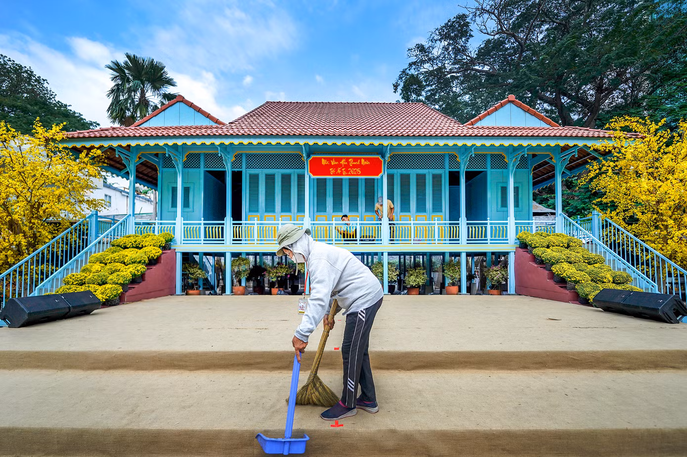 Ngôi nhà sàn theo kiểu dáng vùng đất An Giang có chiều ngang 14m, nối với gian bếp kéo dài khoảng 20m. Còn chiều sâu ngôi nhà khoảng 12m. An Giang là đầu nguồn của sông Tiền, hằng năm nước lũ từ thượng nguồn sông Mekong đổ về, mang theo nhiều phù sa, sản vật phong phú và nước lũ cũng dâng cao. Vì thế, trước đây người dân ở vùng lũ thường cất nhà sàn để tránh ngập mỗi khi lũ nước về.