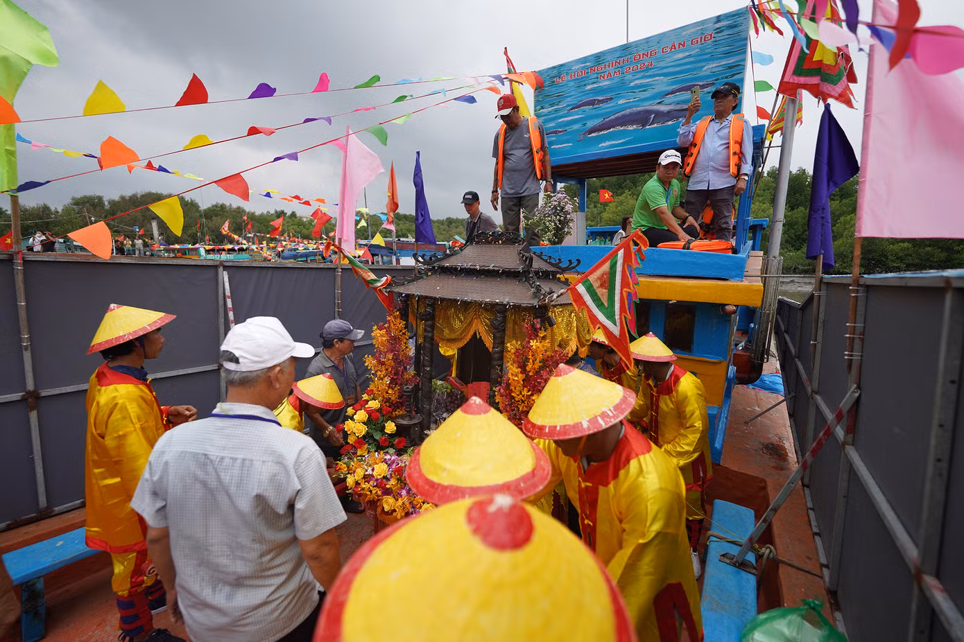 Lễ vật ngư dân cúng tế thường là gà, vịt, đầu heo, heo quay, đặc biệt không bao giờ cúng Ông bằng đồ hải sản vì đây là binh tướng của Ông.
