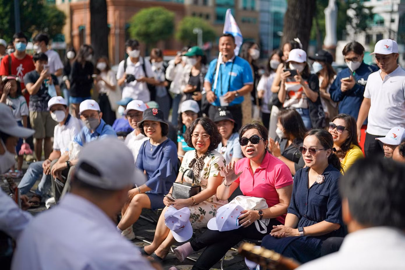 Một vị khách trong tour ngẫu hứng cùng ban nhạc.