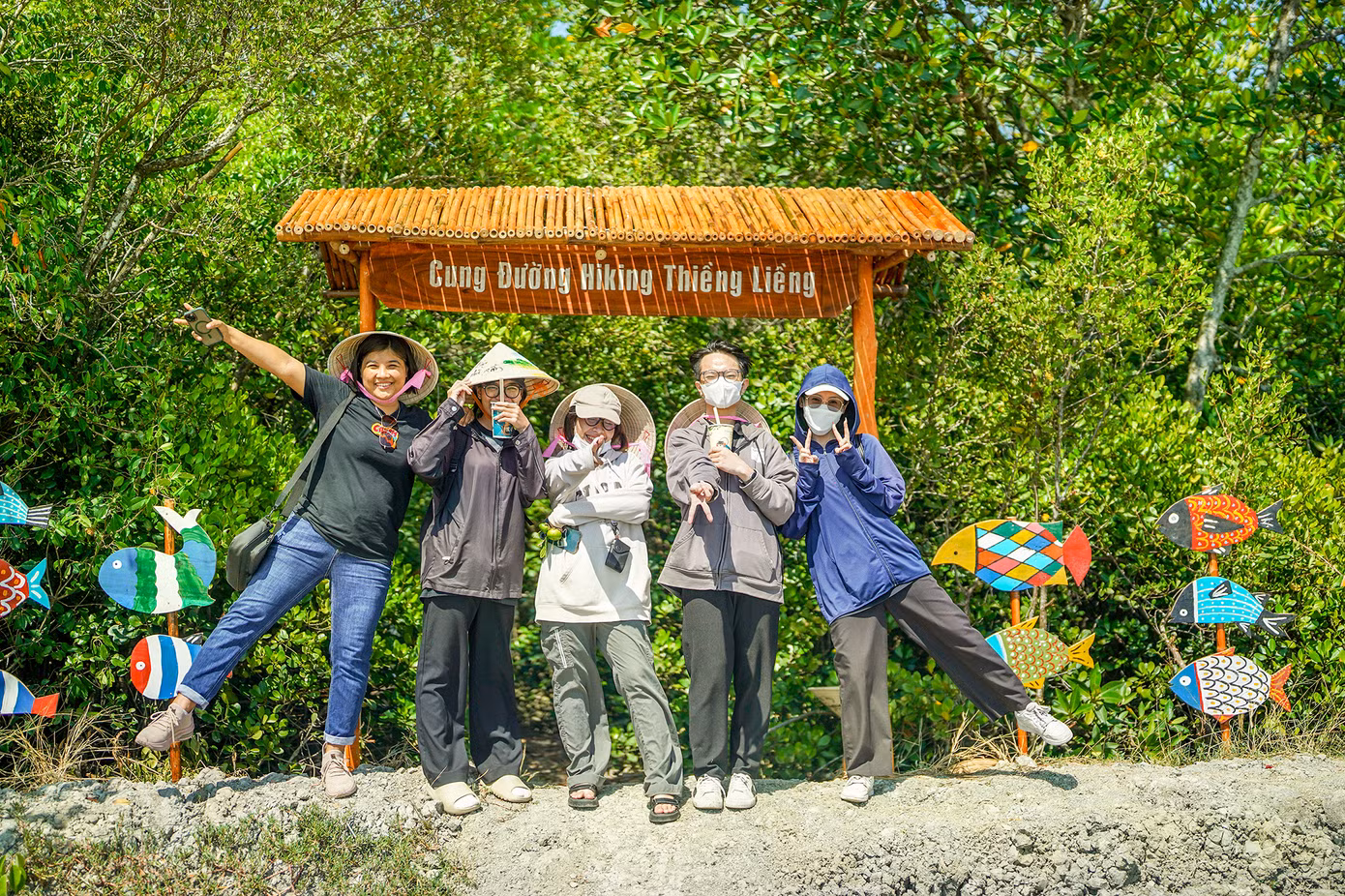 Tiến sĩ Dương Đức Minh cũng cho rằng từ việc quan tâm đến chuyển đổi mục đích sử dụng đất, các hộ dân sẽ có cái nhìn rõ hơn về câu chuyện là bán đi hay giữ lại để làm du lịch. Ảnh: Cung đường đi bộ xuyên rừng cho du khách trải nghiệm cảm giác "tắm rừng".