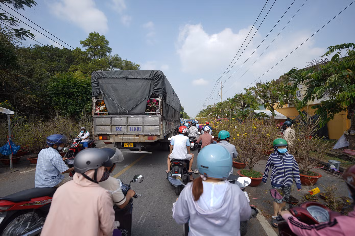 Ngày 29 Tết tại khu chợ này, giá hoa có giảm nhưng chỉ "nhỏ giọt". Tâm lý nhiều người mua chờ các chủ sạp trả mặt bằng, xả bỏ hàng để ép giá nên càng về trưa, lượng người đổ về khu chợ này càng đông.