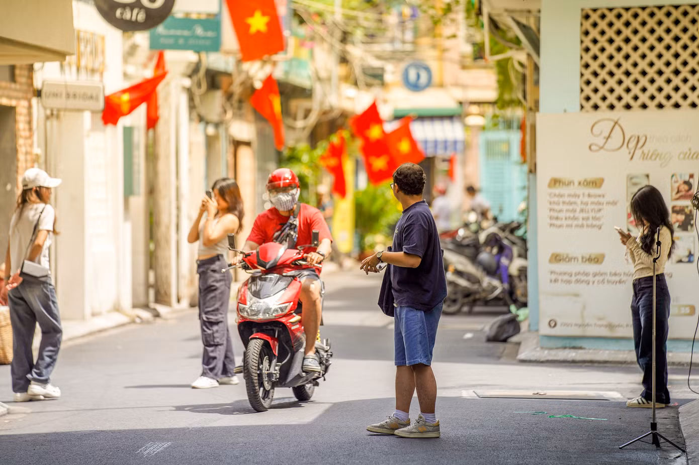 Cờ đỏ sao vàng phủ rực rỡ trên các con hẻm dọc tuyến đường Nguyễn Trọng Tuyển (quận Phú Nhuận), thu hút nhiều bạn trẻ đến chụp ảnh.