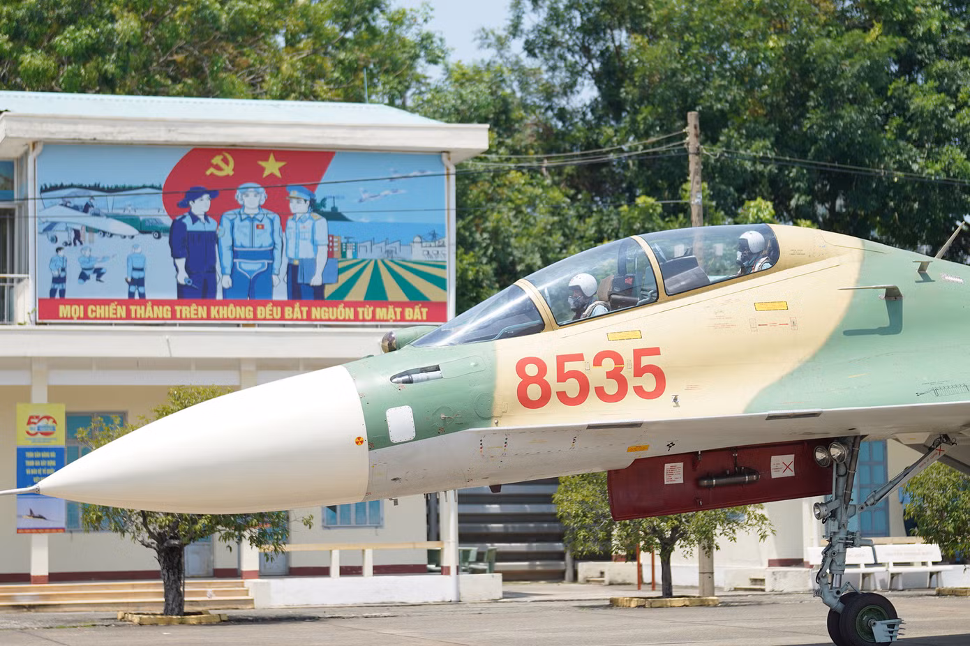 Phi công lái tiêm kích Su-30MK2 hạ cánh xuống đường băng.