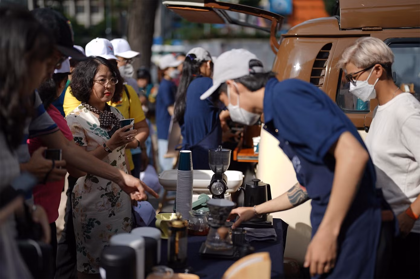 Du khách thưởng thức một tách cà phê pha đúng chuẩn.