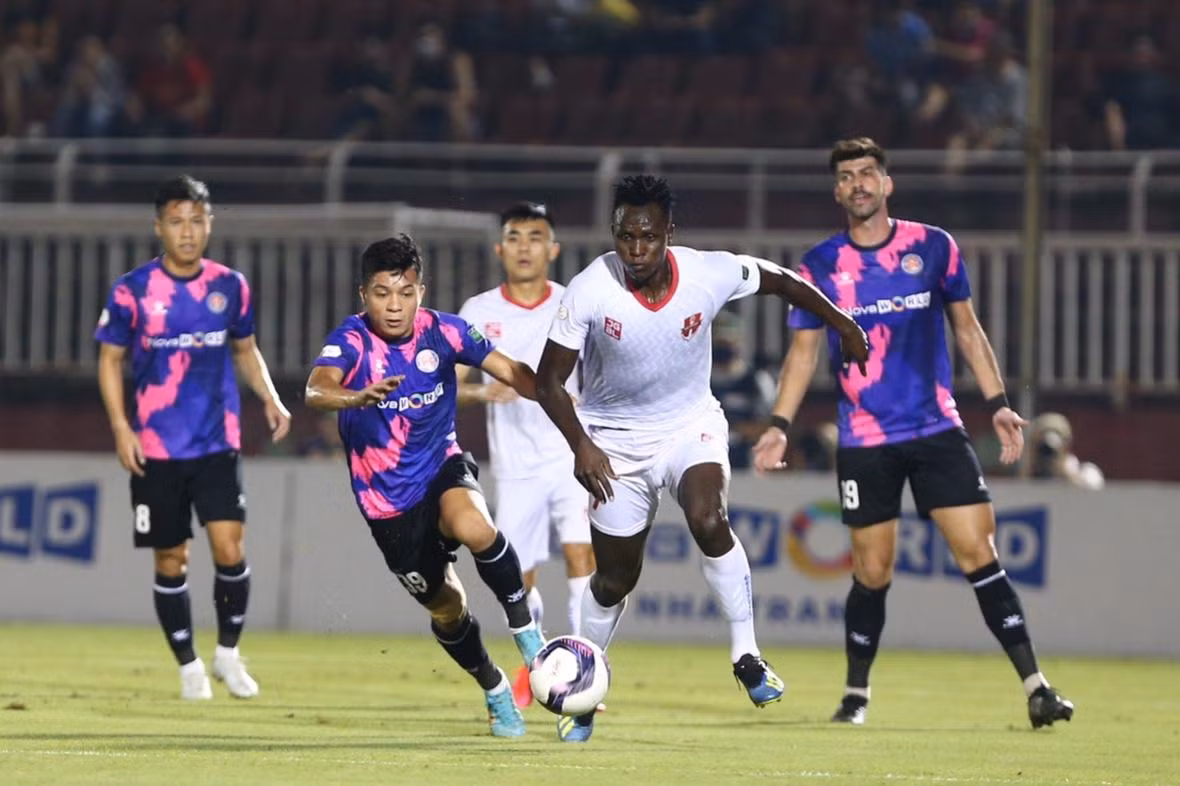 Có một điều đáng mừng cho Sài Gòn FC khi đội khách đất Cảng phải vắng mặt 2 tiền vệ hàng đầu là Hải Huy và Mosses vì nhận đủ 3 thẻ vàng. Điều ấy sẽ khiến những phương án tấn công của Hải Phòng sẽ kém phần hiệu quả khi không còn người “chia bài” xuất sắc.