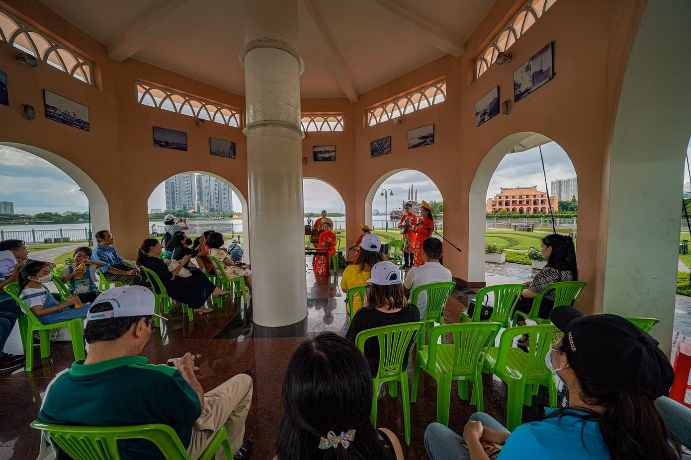 Bên trong nhà lưu niệm cột cờ thường xuyên diễn ra các chương trình giao lưu âm nhạc phục vụ du khách.