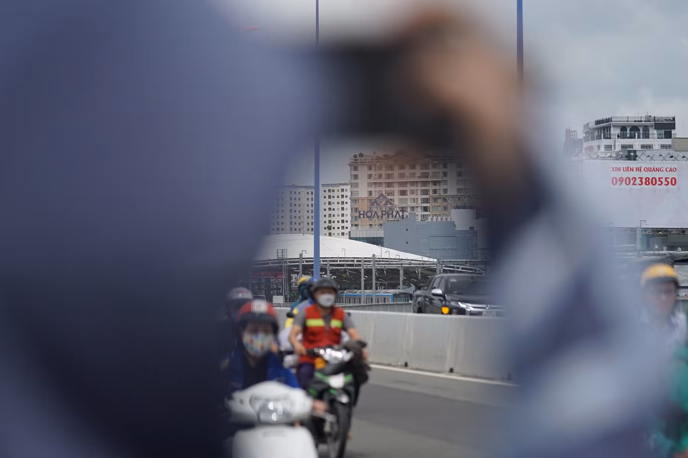 Chị Ngọc Thịnh (một khách bộ hành trên cầu Sài Gòn) chia sẻ: "Lần trước nghe tin tàu chạy thử, tôi cũng ra đây đón xem nhưng không thấy. Sau đọc báo mới biết tàu chỉ chạy một đoạn. Giờ mới có thể nhìn thấy được đoàn tàu chạy trên đường ray toàn tuyến. Nhất định, khi tuyến Metro này đi vào hoạt động, tôi sẽ là khách hàng thường xuyên".