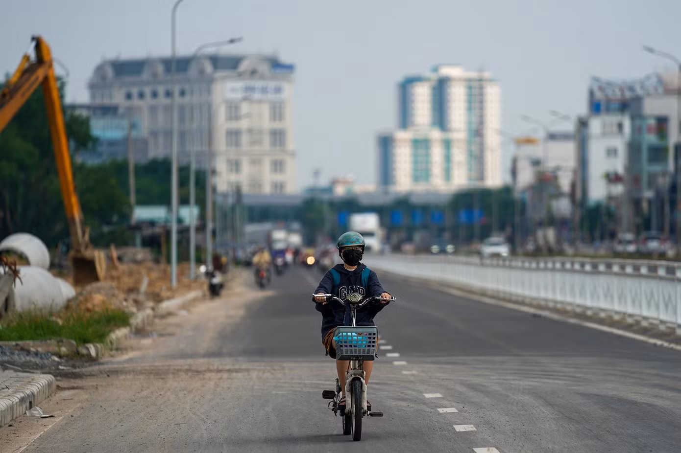 Hình ảnh xe máy, xe điện lưu thông ngăn cách với dòng phương tiện siêu trường siêu trọng khiến nhiều người phấn khởi, an tâm lưu thông trên con đường mới.