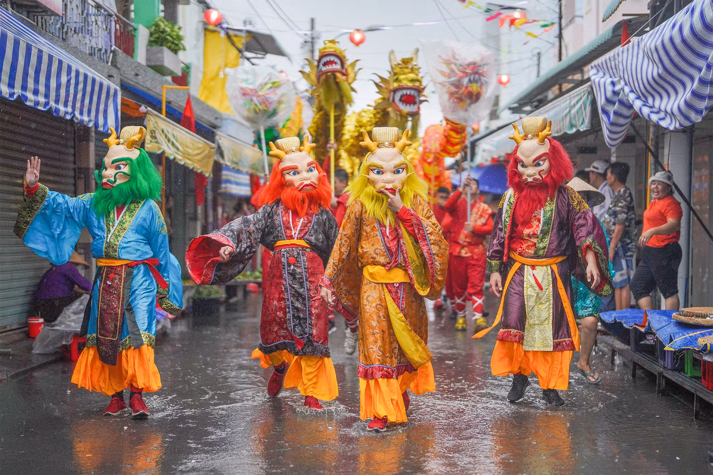 Đoàn rước quay về trong cơn mưa lớn nặng hạt.