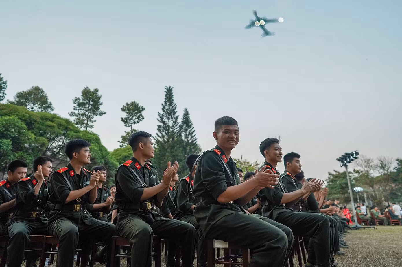 Từ 17h, gần 1.000 tân binh đang thực hiện nghĩa vụ quân sự đã ổn định vị trí, hàng ngũ, háo hức hòa vào không khí sôi nổi của chương trình.