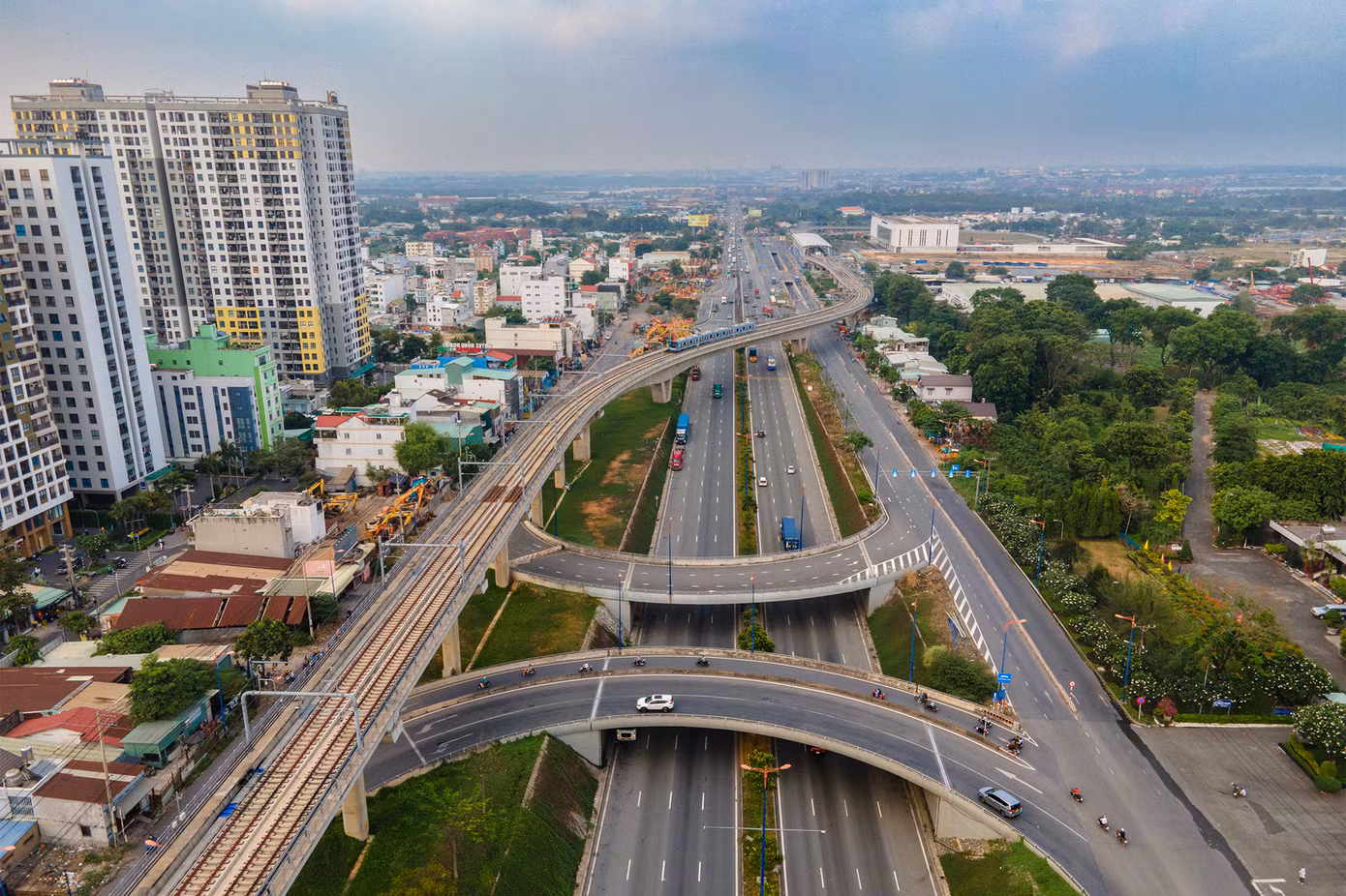 Tàu Metro xuất phát từ depot Long Bình (TP Thủ Đức), đi ngang qua KDL Suối Tiên.