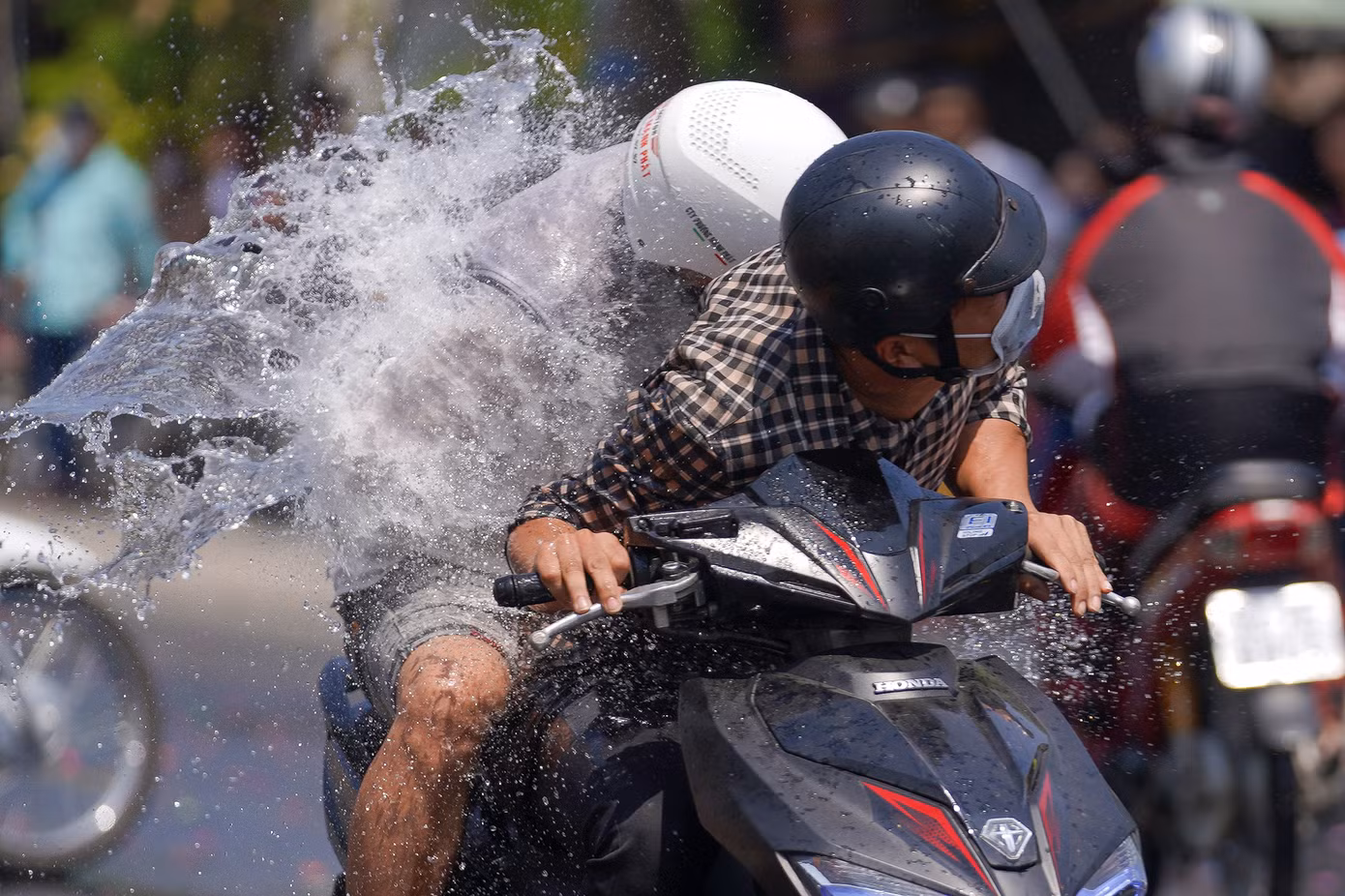 Một số người đi đường gặp vạ lây khi bị tạt nước như đối với những người hóa trang thành ma quỷ. Một số người đi đường gặp vạ lây khi bị tạt nước như đối với những người hóa trang thành ma quỷ.