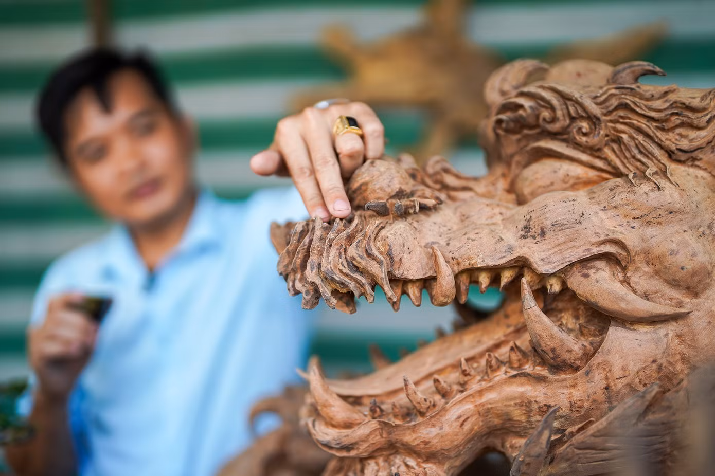 Anh Tiến đang chỉ vào râu của rồng, một chi tiết khá tinh xảo, thể hiện tay nghề cao của nghệ nhân tạo tác. Theo chủ sở hữu, để hoàn thành một tác phẩm đòi hỏi từ 2 đến 3 nghệ nhân làm việc trong vòng 6 tháng. Từng công đoạn thể hiện hình dáng rồng được các nghệ nhân chuyên nghiệp thực hiện đục đẽo dựa trên hình dáng nguyên thể tự nhiên của các nhánh rễ cây. Thân rồng mang dáng dấp thoắt ẩn thoắt hiện trong mây trời và nước.