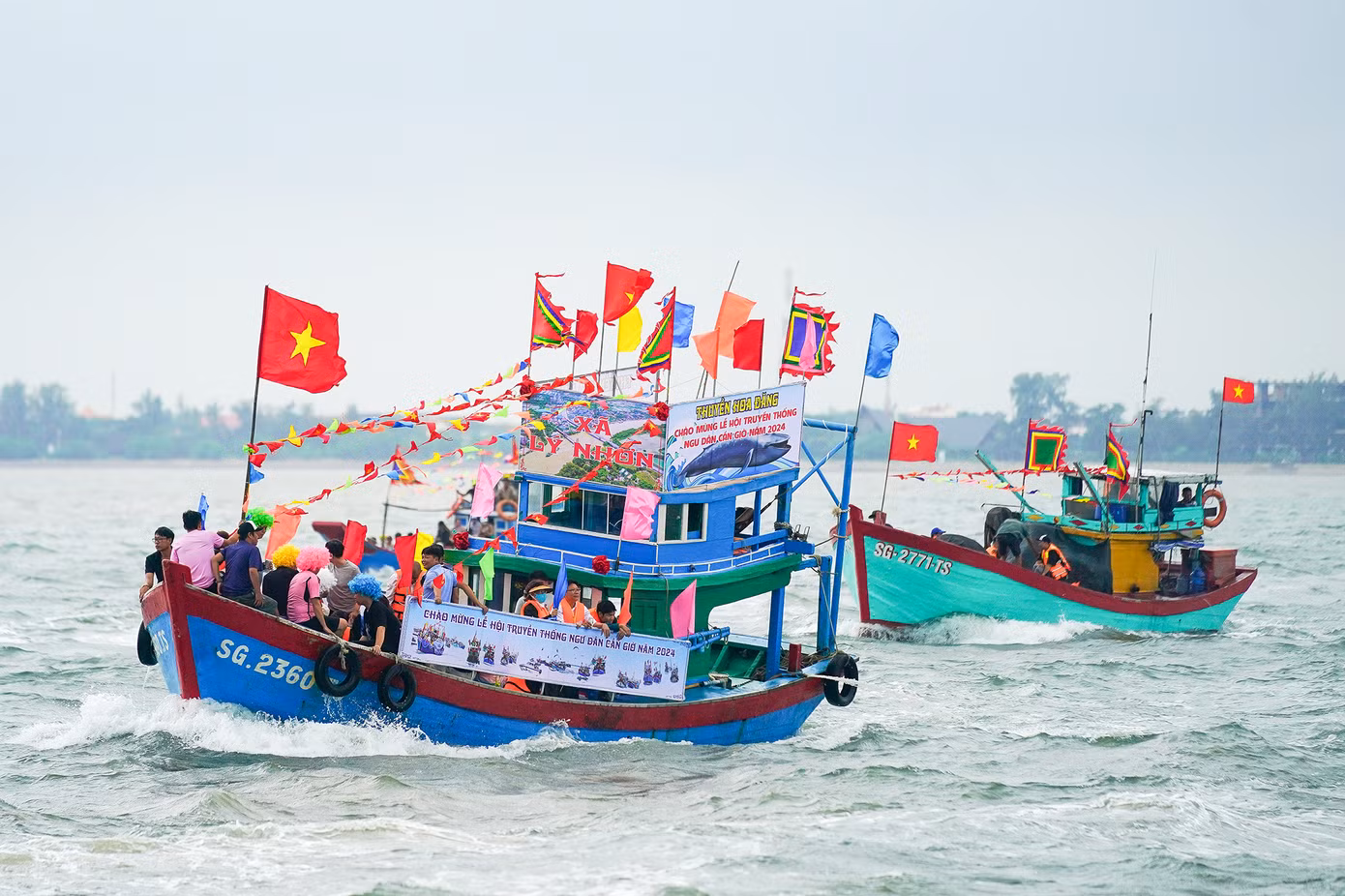 Trên đường quay về, các tàu ngư dân thường mong muốn chạy sát để chạm vào ghe Nghinh Ông lấy may mắn nhưng đều được tổ an ninh chốt chặn, phát loa cảnh báo, không cho tiếp cận.