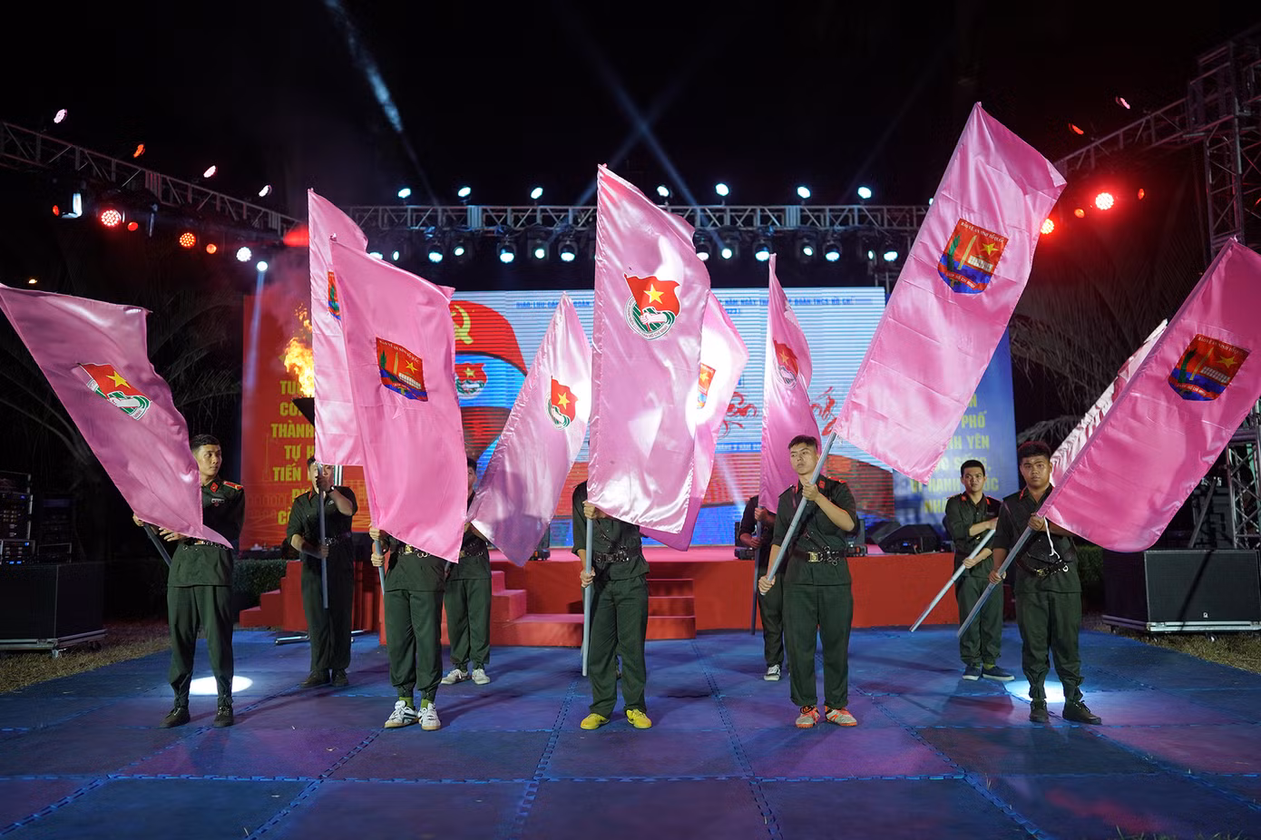 Đoàn viên thực hiện nghĩa vụ phất cao ngọn cờ Đoàn như phất cao trang sử vẻ vang của tổ chức Đoàn, thể hiện tính kế thừa trong truyền thống xây dựng, chiến đấu và trưởng thành của cán bộ đoàn và đoàn viên thanh niên CA TPHCM.