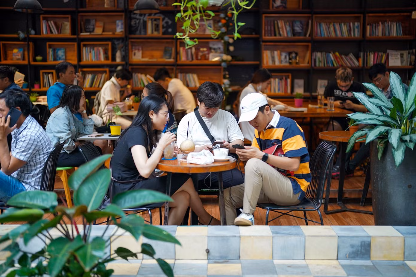 Cà phê đường sách Nguyễn Văn Bình, một địa chỉ ưa chuộng của giới trẻ.