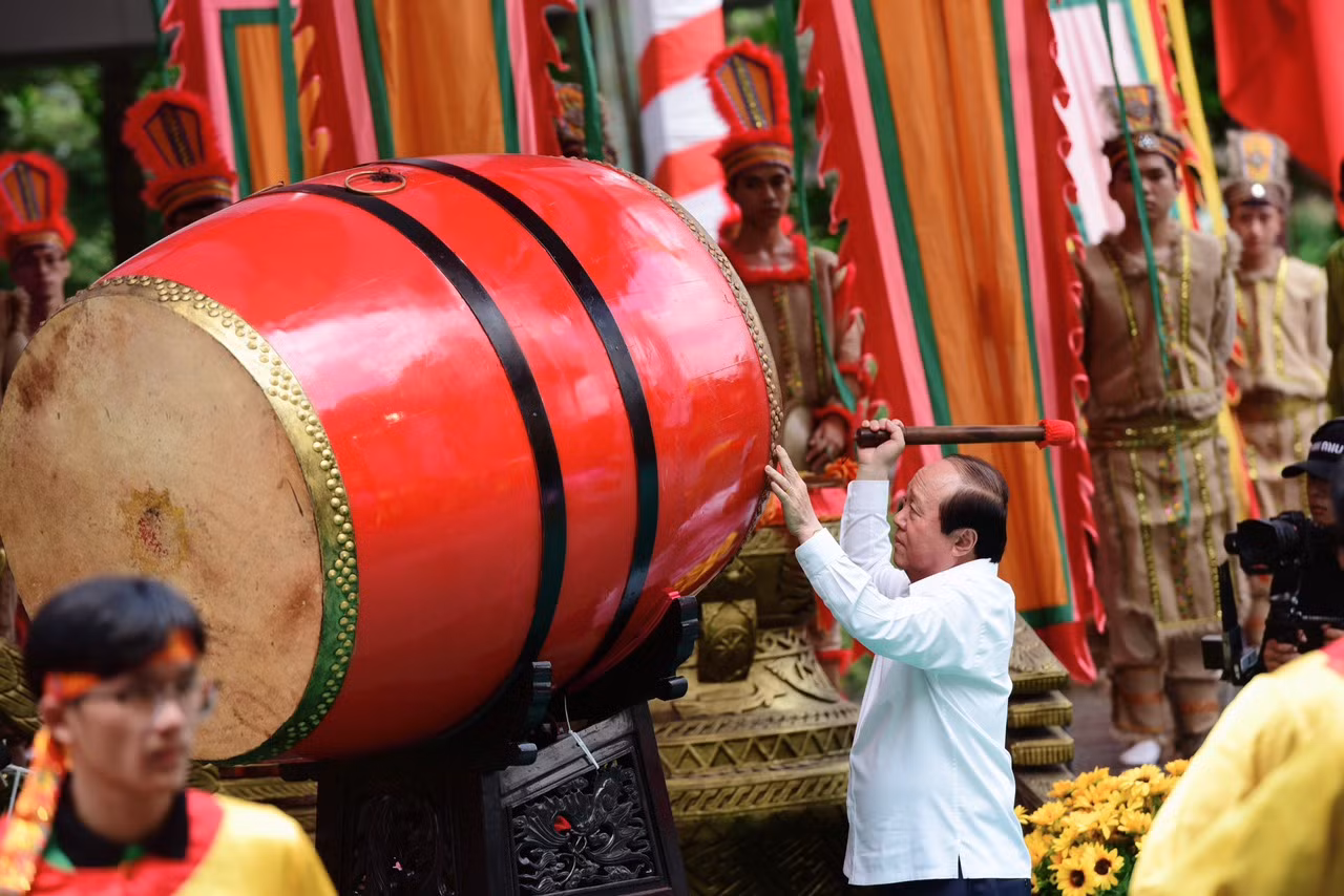 Từ 9h30, lễ dâng hương tưởng nhớ đến công ơn khai quốc của các vị vua Hùng bắt đầu với nghi thức trang nghiêm.