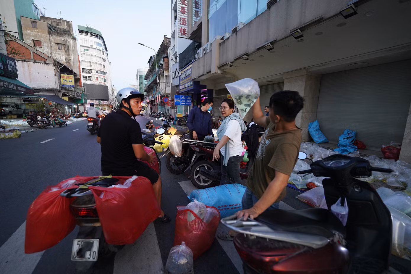 Những ngày trong tuần phiên chợ thưa vắng khách hơn cuối tuần.