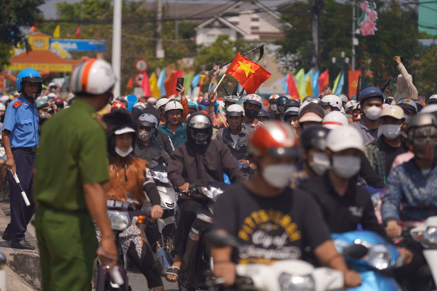 Sau phần tạt nước là phần ném bột mì. Do người tham gia rước lễ quá đông nên lực lượng chức năng địa phương rất vất vả trong điều phối giao thông đi lại. Sau phần tạt nước là phần ném bột mì. Do người tham gia rước lễ quá đông nên lực lượng chức năng địa phương rất vất vả trong điều phối giao thông đi lại.