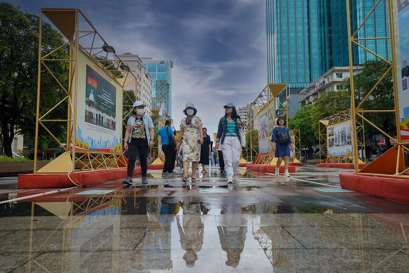 Bà Mai Thị Hồng Hoa, Phó Chủ tịch UBND Quận 1 cho biết, Quận 1 được xem là địa phương sở hữu nhiều tài nguyên du lịch văn hóa như các di tích, bảo tàng, các sự kiện lễ hội của Thành phố, hệ thống các cơ sở lưu trú hiện đại, cao cấp, văn hóa ẩm thực phong phú, đa dạng. "Chương trình ra mắt giới thiệu sản phẩm du lịch hôm nay được diễn ra trong bối cảnh Quận 1 nói riêng và Thành phố nói chung đang từng bước thực hiện Chiến lược phục hồi phát triển kinh tế - xã hội, trong đó ngành du lịch đang triển khai giai đoạn 3 của quá trình khôi phục các hoạt động du lịch trong điều kiện thích ứng an toàn với COVID-19", bà Hoa nhấn mạnh.