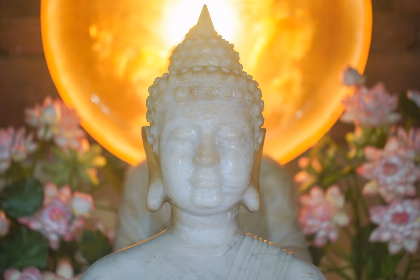 Các đoàn khách thăm đảo đều đến đây thắp nén hương thành tâm, tưởng nhớ công lao cha ông gìn giữ mảnh đất bao đời.