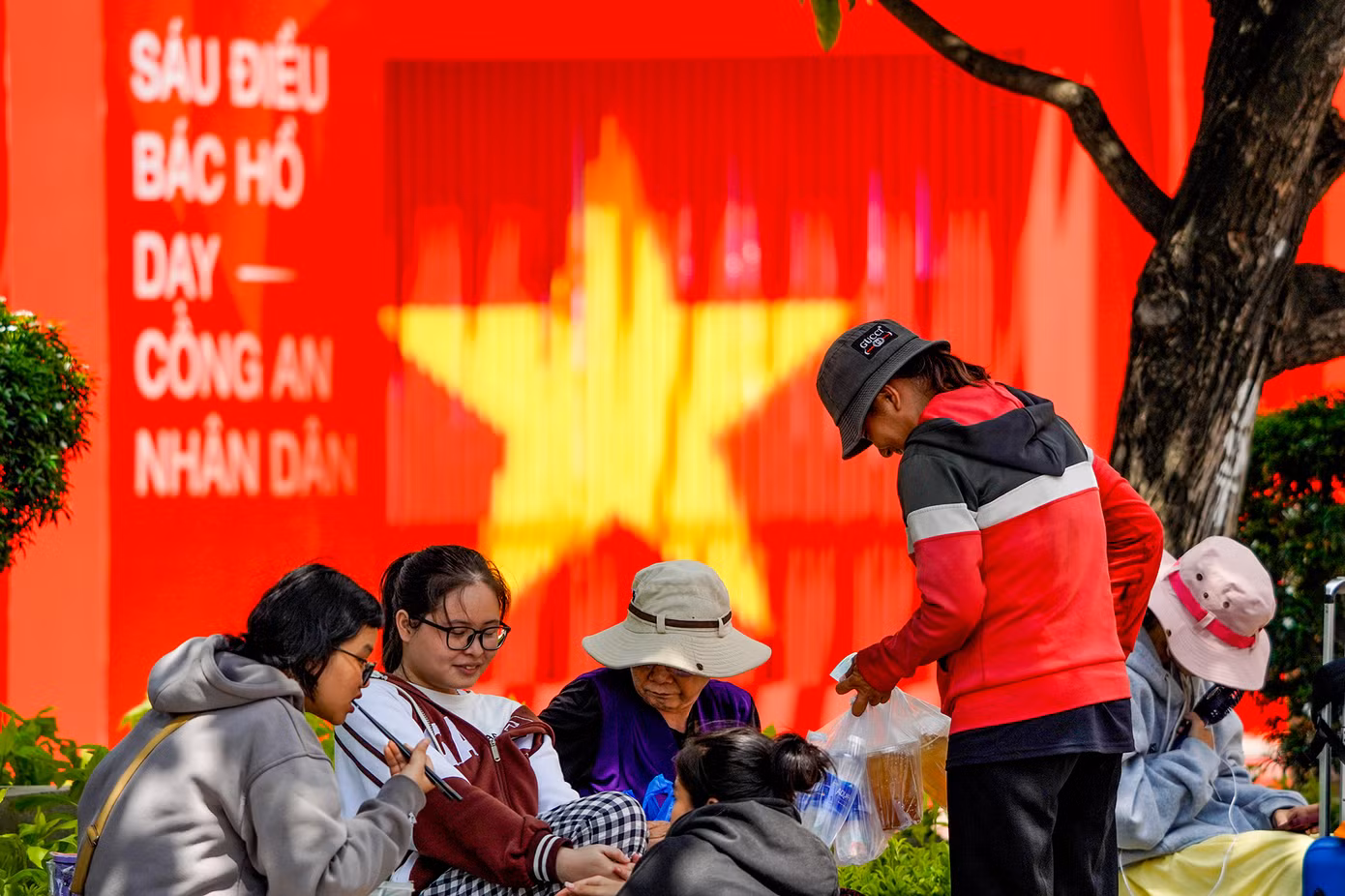 Nhiều bạn trẻ tìm đến đây để sống trong không khí tự hào về chặng đường 80 năm vinh quang, vẻ vang của lực lượng Công an nhân dân Việt Nam anh hùng.