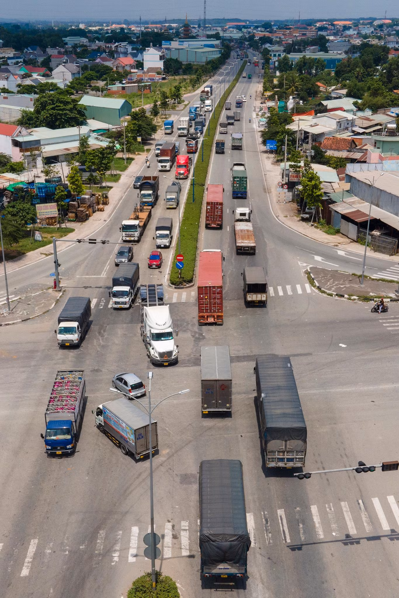 Hiện Chính phủ đã trình Quốc hội xem xét quyết định chủ trương đầu tư dự án Vành đai 3 TPHCM tại kỳ họp tháng 5. Giai đoạn 1, dự án làm 4 làn xe cao tốc và đường song hành hai bên (bố trí không liên tục) với quy mô mỗi bên từ 2 đến 3 làn xe. Đường vành đai 3 có 6 nút giao lớn, 4 vị trí kết nối ra, vào kết nối với các đường cao tốc, quốc lộ.