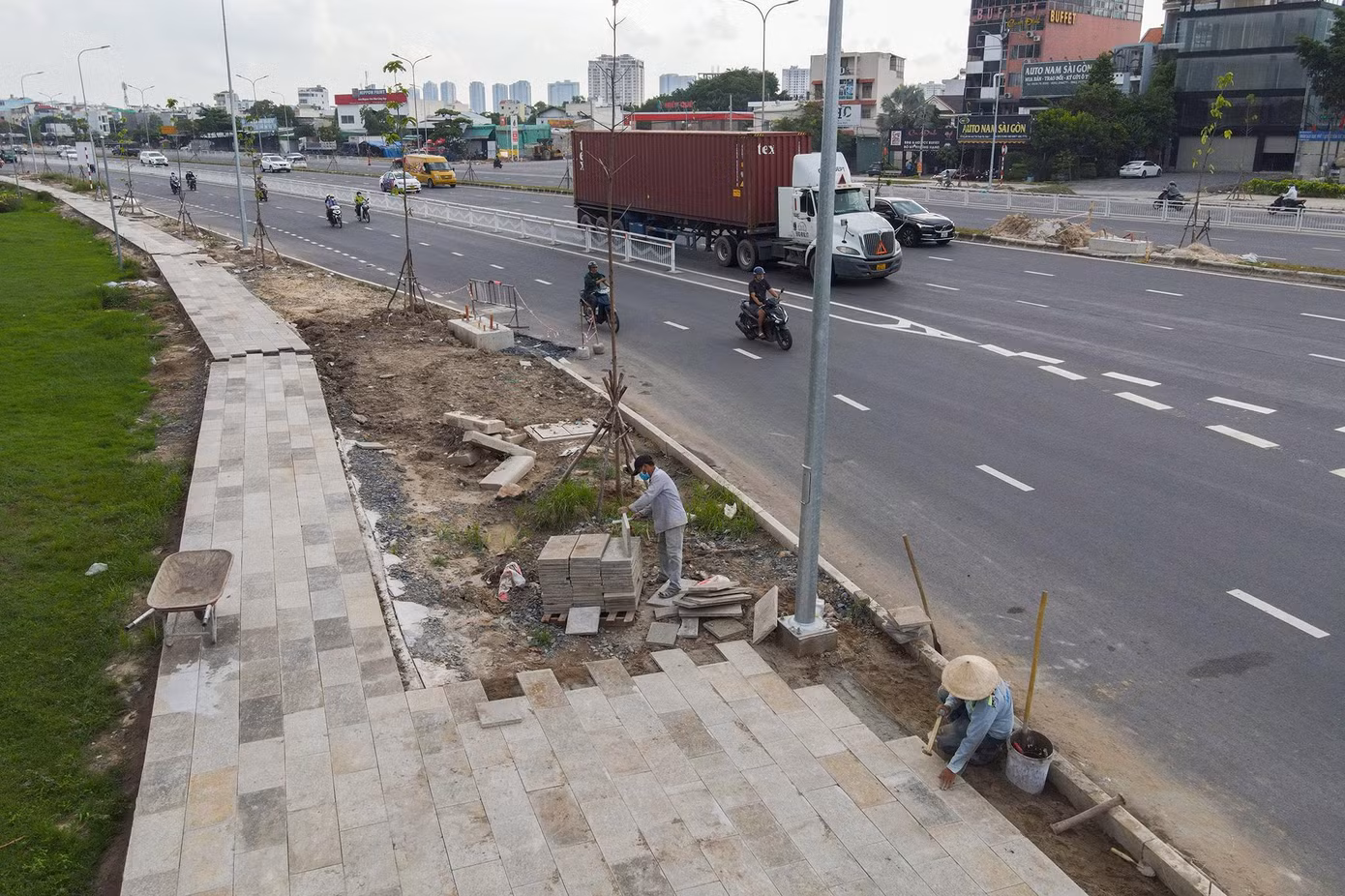 Có thể thấy vỉa hè gần các giao lộ được mở rộng diện tích, tạo nhiều không gian cho người đi bộ.