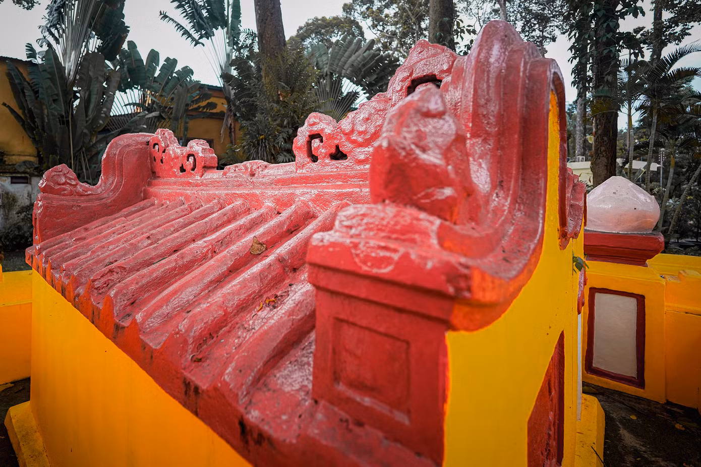 Phần mái bên trên hai ngôi mộ chính. Vào năm 2013, theo Phó giáo sư - tiến sĩ Phạm Đức Mạnh (Trưởng Bộ môn Khảo cổ học, Khoa Lịch sử, trường ĐH KHXH-NV, ĐH Quốc gia TP.HCM) lúc đó cho rằng mộ được xây dựng bằng chất liệu ô dước - loại nhựa cây đặc trưng của rừng Trường Sơn và nông thôn Việt Nam. Ô dước là hợp chất được tạo thành từ vôi sống, cát mịn, bột vỏ sò trộn với mật mía và nước nhớt của một loại cây rừng. Đồng thời, ông xác định đây là loại hình mộ phổ biến trong giai đoạn thế kỷ XV - đầu thế kỷ XX.
