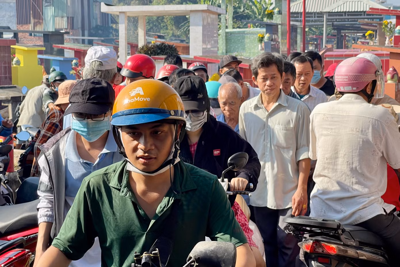 "Từ lúc sáng sớm, từng tốp người với cuốc, xẻng... trên tay cùng nhau đi tảo mộ (người miền Bắc gọi là chạp mộ) đầu năm. Ở miền Nam, có gia đình tiến hành tảo mộ từ rất sớm, khoảng mùng mười tháng Chạp, kéo dài đến 25 âm lịch thì kết thúc", ông Lê Văn Phúc, ngụ tỉnh Đồng Nai chia sẻ. Ông cũng có mặt từ rất sớm ở khu mộ này để tảo mộ ông bà.