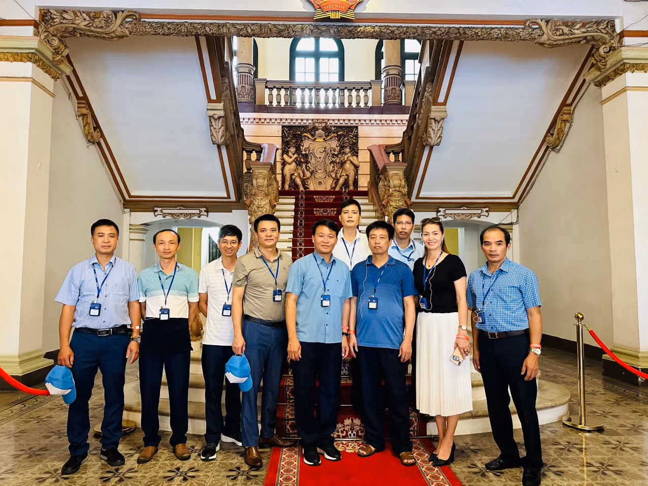 Nhóm du khách đến từ tỉnh Thái Nguyên chụp ảnh lưu niệm bên trong trụ sở HĐND - UBND TPHCM.