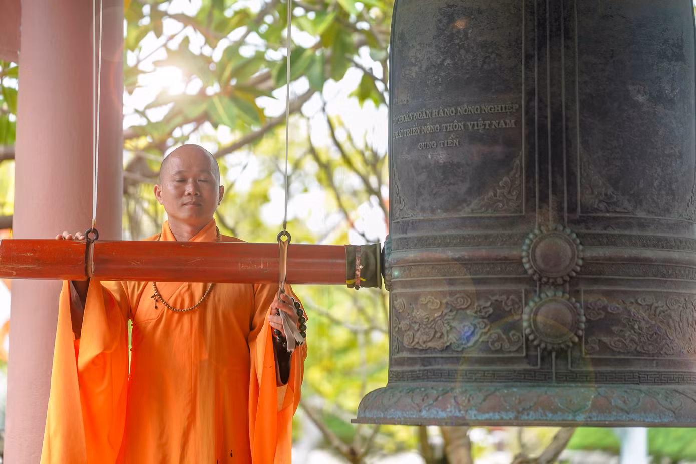 Đã thành lệ, các chùa đều thỉnh chuông ngày hai lần vào 5h và 18h, khi tiếng chuông chùa vang lên cũng là thời điểm bắt đầu những hoạt động thường nhật của một ngày mới trên các đảo. Tiếng chuông chùa như cộng hưởng với gió biển, với lòng người và mang theo những nguyện cầu bình an cho mọi nhà. Thầy Thích Nhuận Đạt năm 13 tuổi một hôm vào chùa ăn giỗ thấy thích chùa nên ở lại tu luôn. Thầy Nhuận Đạt xung phong đi Trường Sa từ năm 2013. Khi thầy đi, sư phụ động viên cố gắng làm Phật sự ở Trường Sa một năm. Nhưng thầy Nhuận Đạt đi đã thấm thoắt gần 10 năm mà chưa thấy cần trở về. Thầy là vị sư ở Trường Sa lâu nhất nhưng vẫn nghĩ: “Mình tuổi còn trẻ, còn muốn cống hiến cho Giáo hội, cho đất nước. Lâu lâu nhớ gọi số 0978800899 để thầy còn được nghe tiếng nói của đất liền nhé”.