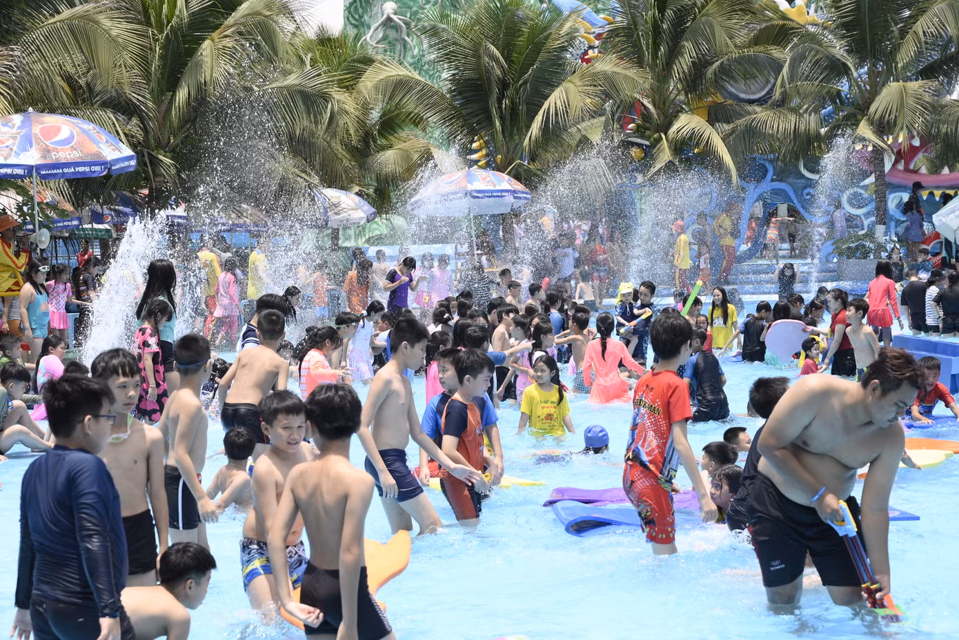 Nghĩ lễ nhân ngày giỗ tổ, có thể thấy các em nhỏ phấn khích khi được vào khu vực này tắm giải nhiệt, chống lại cái oi bức gay gắt của tiết trời TPHCM.