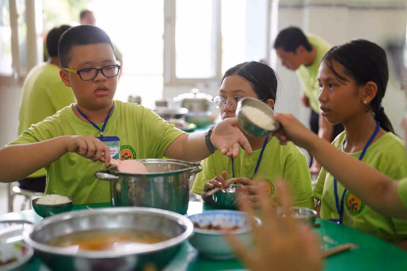 Theo các điều phối viên, ngày đầu mới tập trung, có bé còn chưa tự cầm đũa ăn được, khóc rất nhiều, đòi về với bố mẹ... Sau vài ngày huấn luyện, hầu hết các bé đều nâng cao tính tự lập, tự gắp nội vụ, giặt quần áo, nấu ăn. Qua các buổi huấn luyện kỹ năng, các bé hoà nhập tốt với môi trường tập thể và biết chia sẻ với những bạn xung quanh.