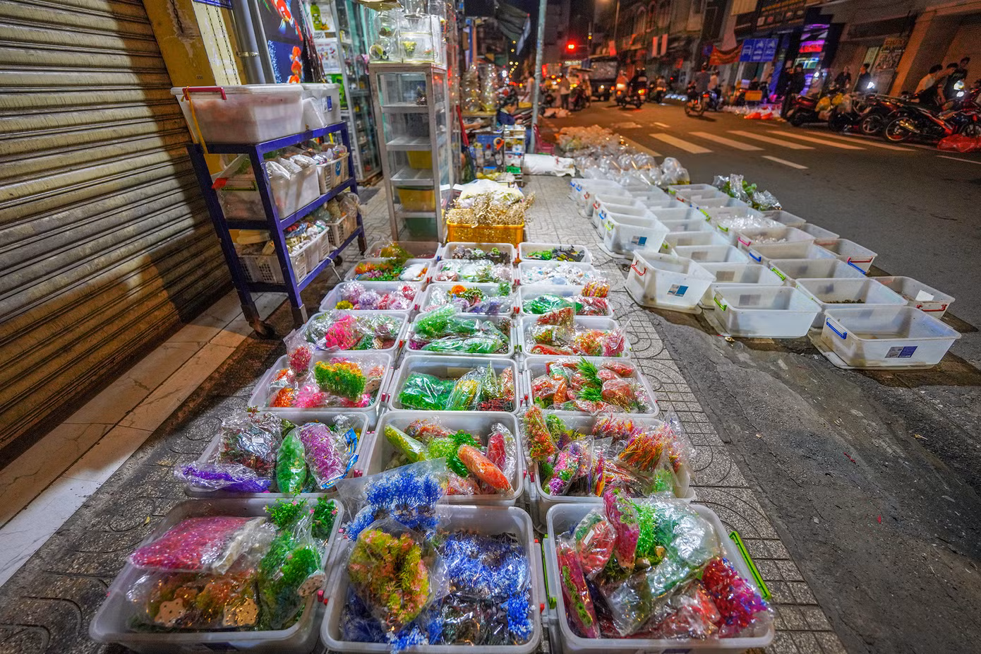 Ngoài bày bán các loại cá cảnh, như: bảy màu, blue tarzan, tiger, full gold, full red guppy, koi, la hán, beta, cá dĩa, ba đuôi…, tiểu thương còn bán trùn chỉ, bo bo, ba ba, rùa, ốc, rong, bèo, cua kiểng, cào cào, châu chấu, tép, nhái… cho đến các loại "thuỷ quái", đồ trang trí hồ cá bằng nhựa.