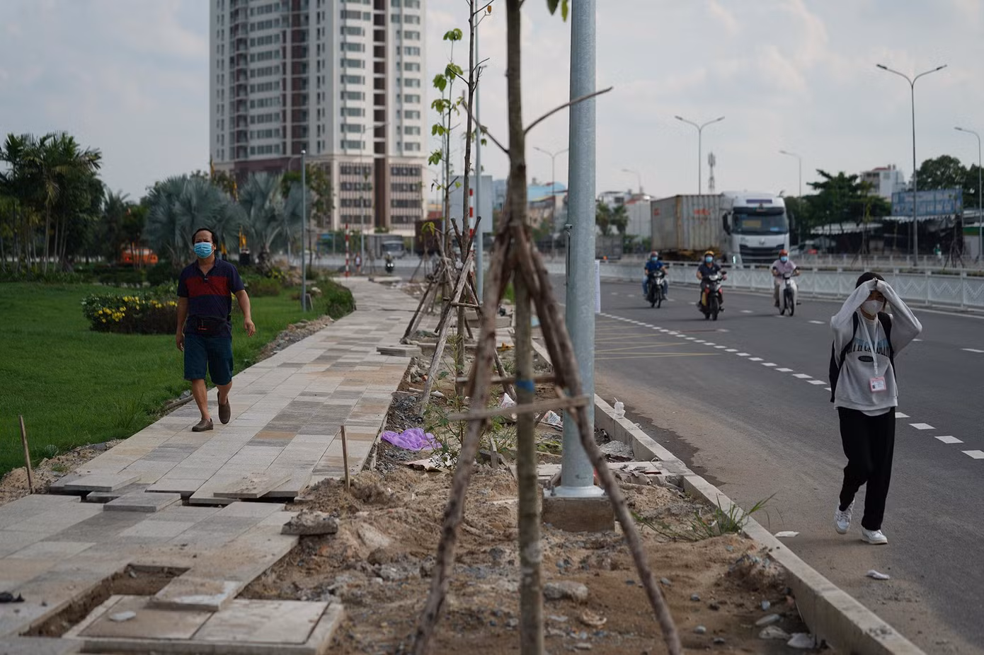 "Tôi luôn mong ngày vỉa hè con đường hoàn thiện để đi lại thoải mái. Ngày trước đường nhỏ mà nhiều xe lớn, việc đi bộ dưới lòng đường rất nguy hiểm", ông Lê Toàn Quốc (ngụ quận 7) chia sẻ.