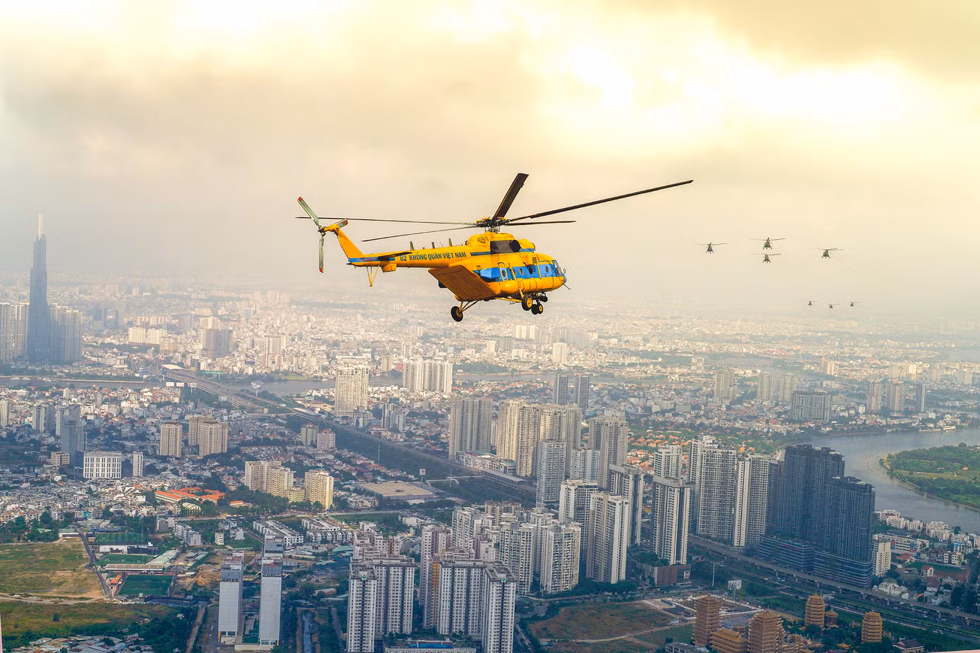 Trực thăng bay qua trục đường Võ Nguyên Giáp.