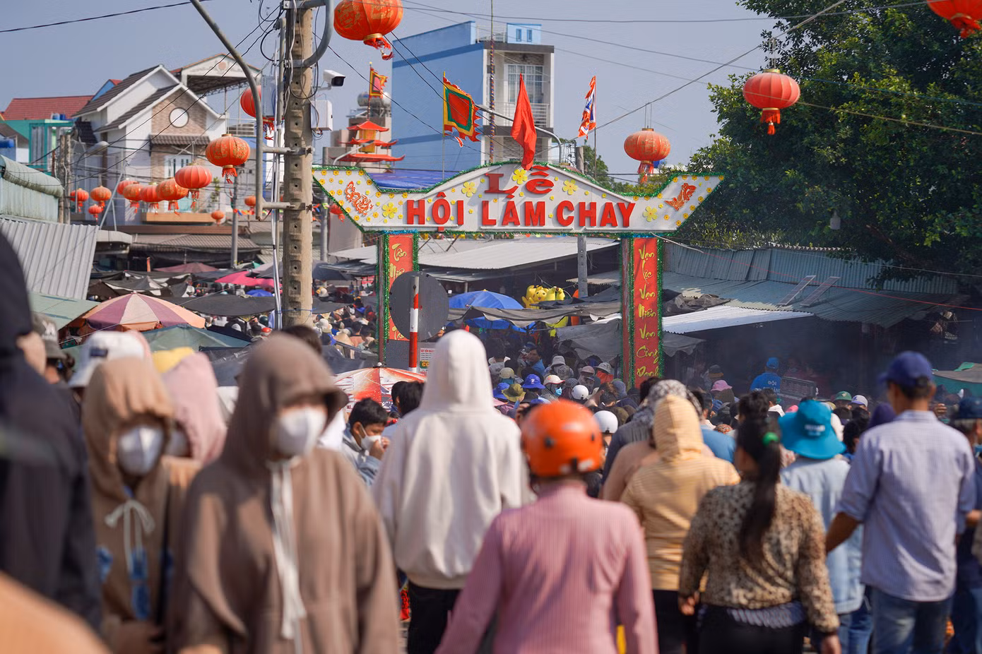 15h chiều ngày 25/2, hàng ngàn người dân tham gia lễ hội làm chay đã đứng ken cứng hai bên con rạch cạnh chợ Tầm Vu chờ xem cuộc thi bắt vịt bằng tay không.