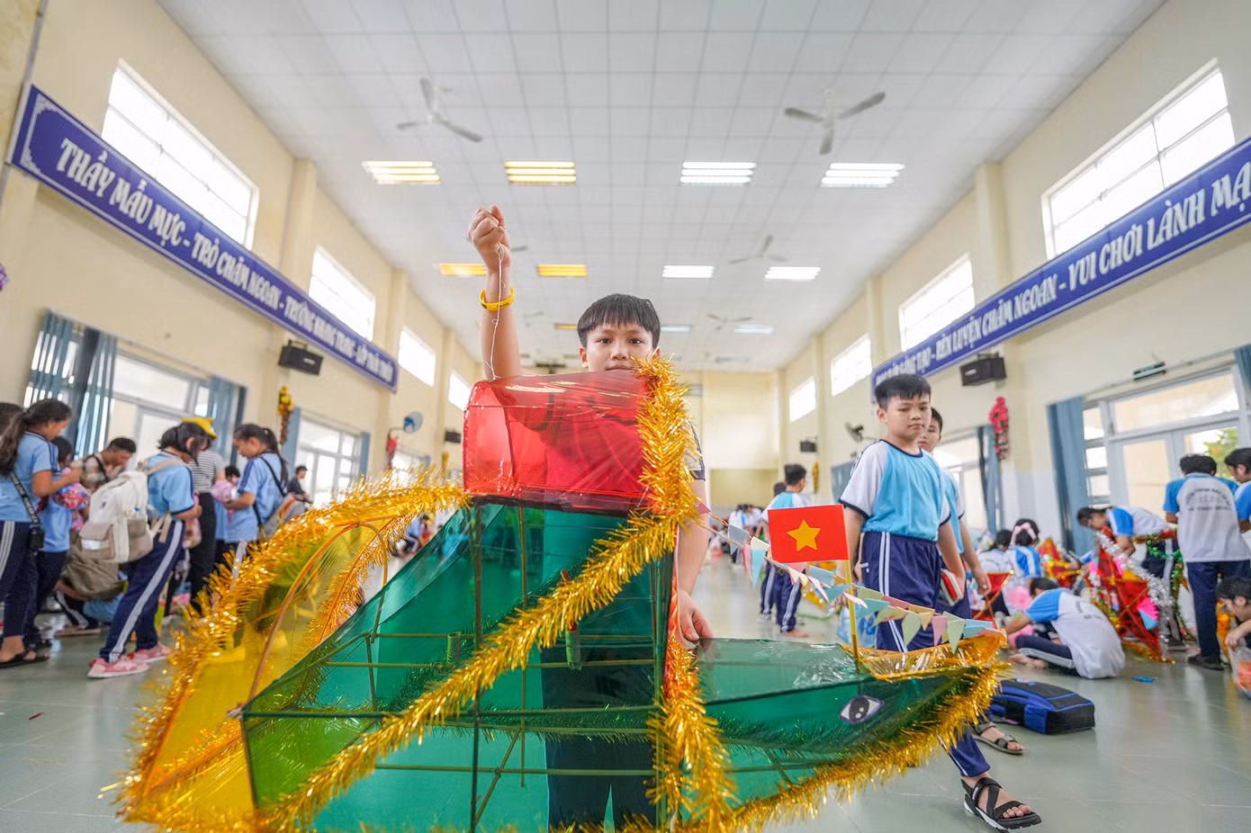 Nhóm các bé của Trường tiểu học Long Thạnh với chiếc đèn lồng hình chiếc thuyền Nghinh Ông.