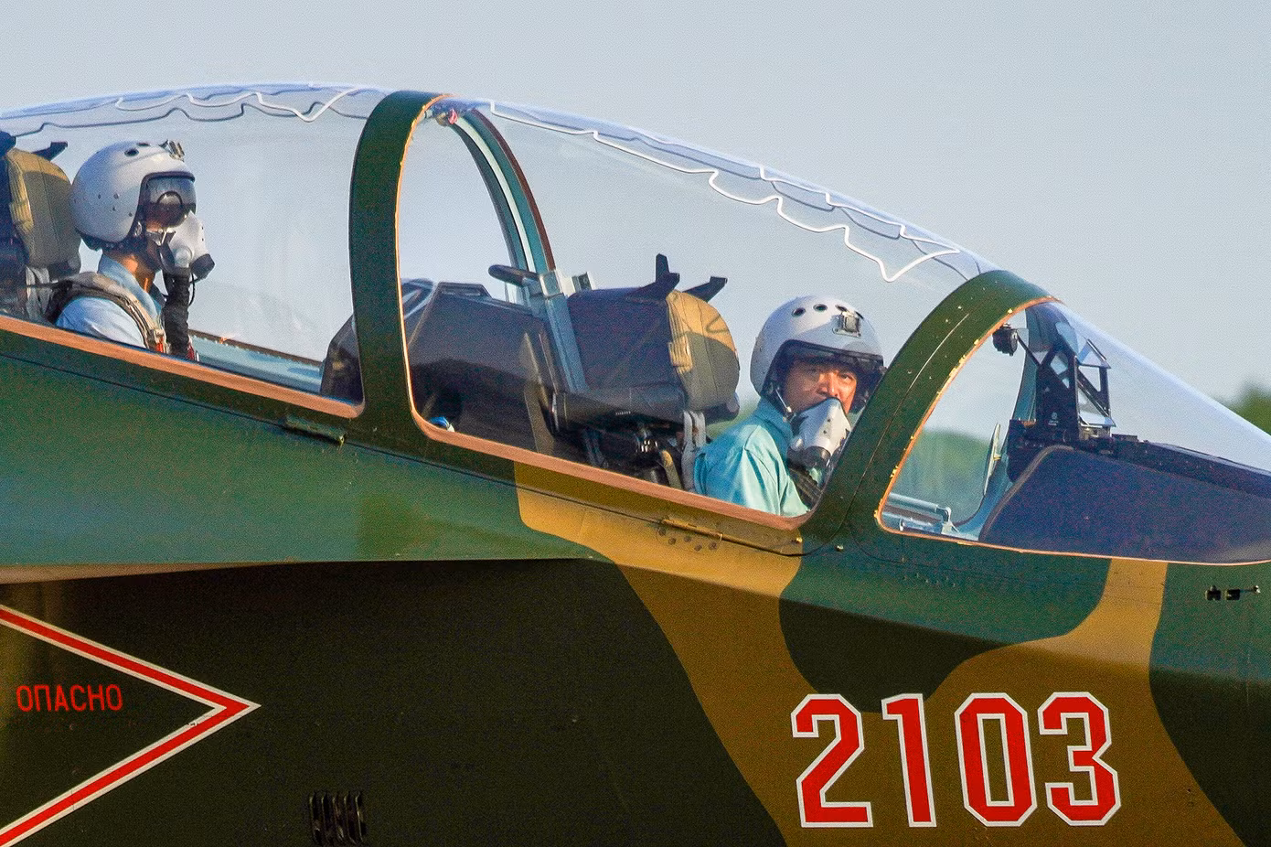 Mỗi chiếc Yak-130 có 2 phi công bay tập luyện.