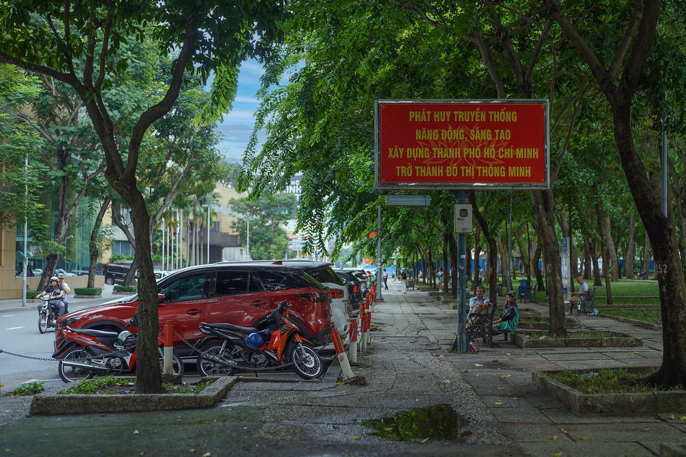 Bên phải là khuôn viên công viên 23/9.