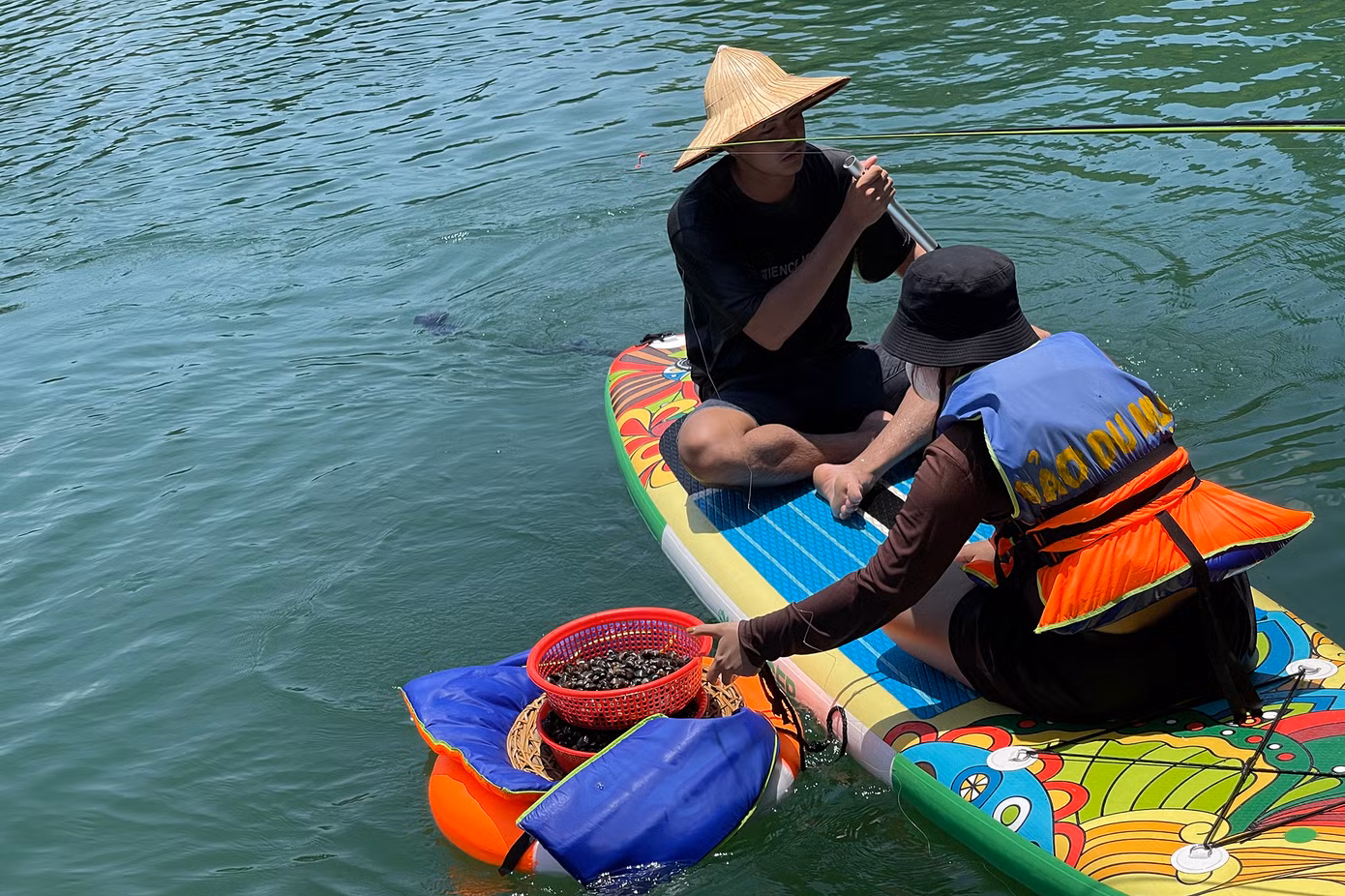 Độc đáo hơn chính là trải nghiệm bơi thuyền SUB đi mò hến. Phần chế biến món hến xúc bánh tráng sẽ được đội hỗ trợ trên đảo Du Mục thực hiện.
