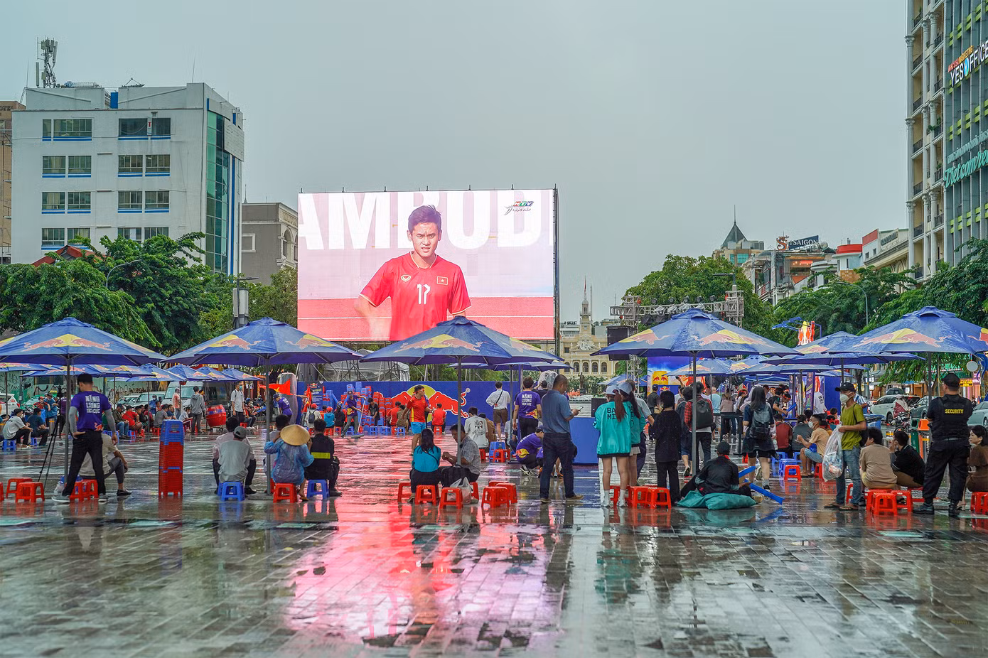 Chiều 16/5, TPHCM xuất hiện cơn mưa to nhưng vẫn có cổ động viên ra phố đi bộ Nguyễn Huệ cổ vũ bóng đá.