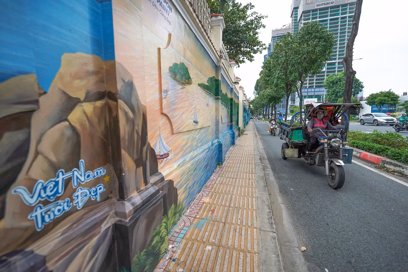 Anh Lê Tuấn Minh Viên (38 tuổi, ngụ quận Tân Phú), trưởng nhóm họa sĩ cho biết, đường tranh bích họa trên đường Nguyễn Hữu Cảnh được nhóm thực hiện gần trọn tháng 7/2023 với khoảng 10 thành viên cùng thực hiện.