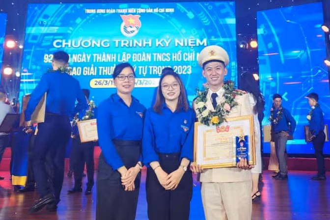 Thượng úy Trần Bảo Lộc được trao Giải thưởng Lý Tự Trọng năm 2023. Ảnh: Tỉnh Đoàn Long An