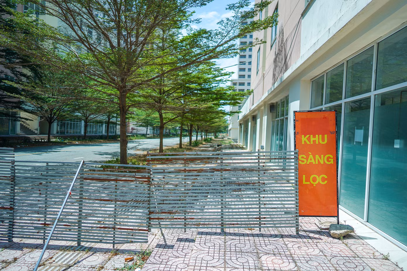 Các khu vực này hiện rào kín, hạn chế người ra vào. Các khu vực này hiện rào kín, hạn chế người ra vào.