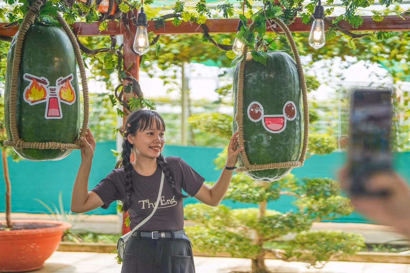 "Nhìn hay lắm, lần đầu tôi mới thấy mấy trái bí đao như thế này. Tôi đang háo hức chờ xem triển lãm tạo hình trái cây nghệ thuật và mấy chú bò sát trong ngày hội sinh vật cảnh", chị Lê Thu Thảo (ngụ quận 7) chia sẻ.