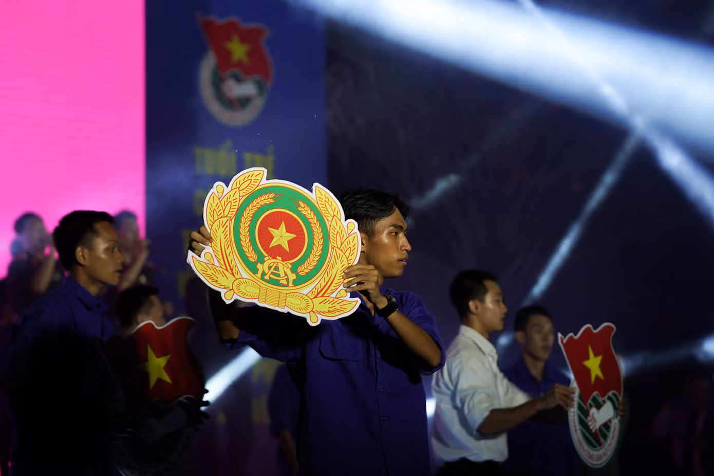Tiết mục đậm chất "cây nhà lá vườn" bởi những diễn viên không chuyên nhưng được chuẩn bị kỹ lưỡng và chỉn chu các khâu biên đạo, trang phục, đạo cụ...