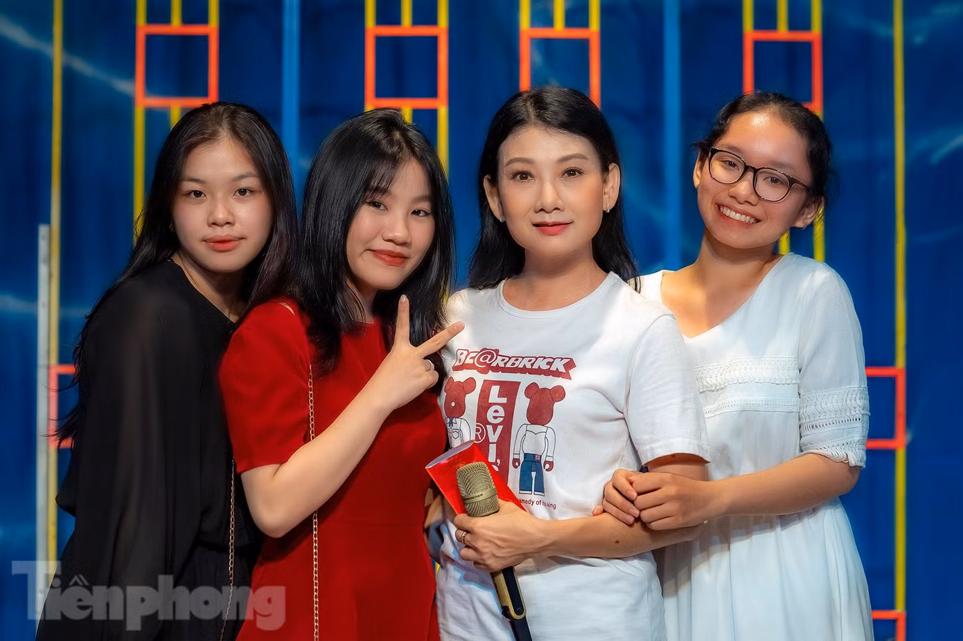 “Em có dự định đi coi kịch ở sân khấu lâu rồi nhưng vì dịch nên đến tận bây giờ mới được đi được. Cũng thấy may mắn vì ngay dịp tết mà sân khấu được mở cửa, đúng là đi coi trực tiếp thì cảm giác vẫn thích hơn là qua ti vi”, bạn Kiều Diễm Phương Uyên (ngụ quận Gò Vấp, ngoài cùng bên phải), tranh thủ đến sớm để chụp ảnh cùng nghệ sĩ Mỹ Uyên chia sẻ.