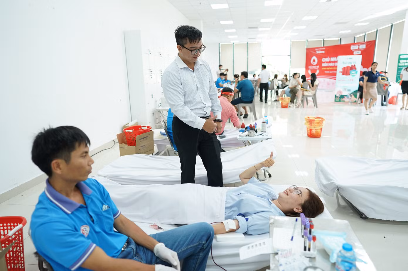 "Phong trào Chủ nhật Đỏ của báo Tiền Phong quá ý nghĩa, chúng tôi nhiệt liệt hưởng ứng. Để triển khai, BQL toà nhà Cityland Park Hills đã thông báo đến các cư dân cũng như thời gian, địa điểm. Chúng tôi tận dụng tất cả các kênh truyền thông để gửi thông báo đến tất cả mọi người. BQL liên tục phát loa thông tin chương trình. Sáng nay có khoảng 15 thành viên BQL tham gia. Đáng lẽ còn có thể nhiều hơn thế nhưng các thành viên khác không tham gia được do vướng lịch công tác", ông Trần Quang Vinh (đứng), Trưởng BQL KDC Cityland Park Hills chia sẻ.